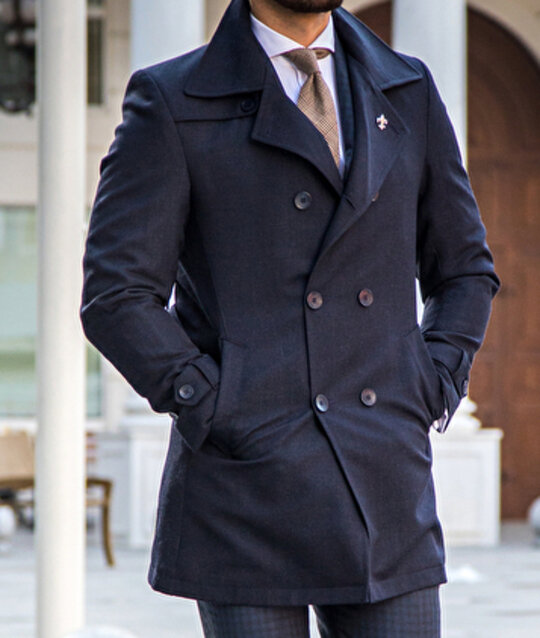 ピーコートを着た男性