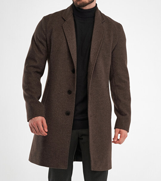 チェスターコートを着た男性