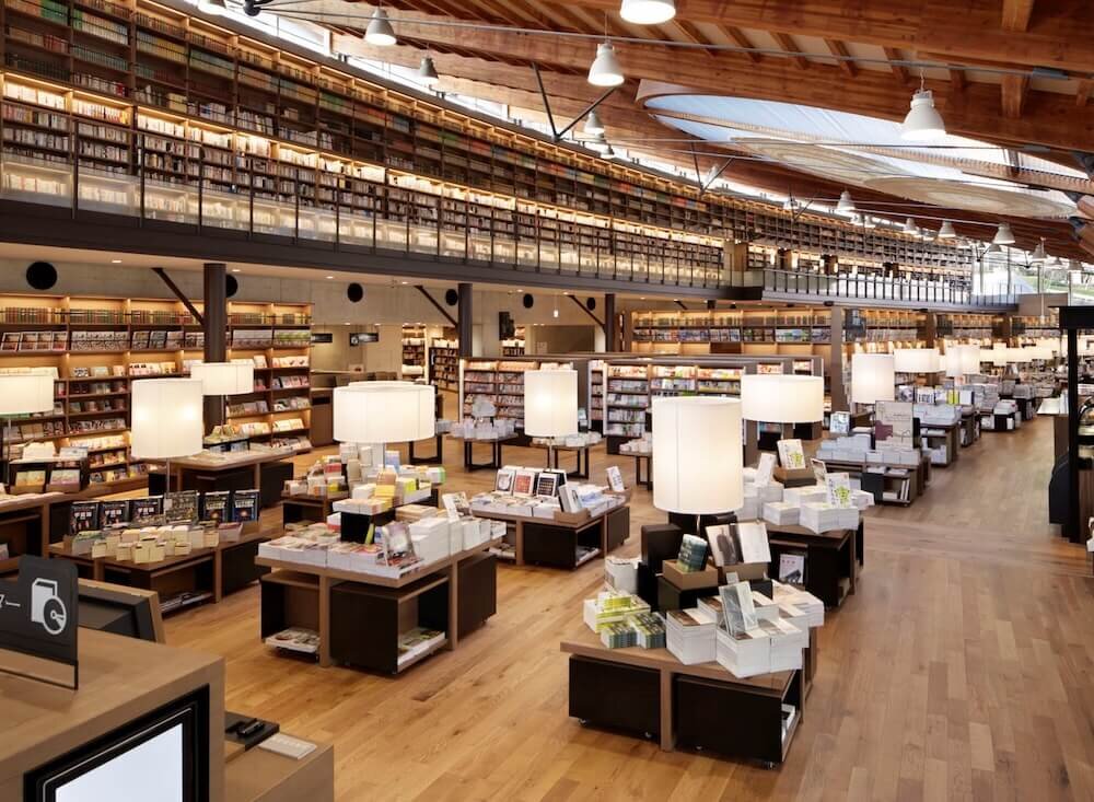 武雄市図書館・歴史資料館内にずらりと並んだ本棚