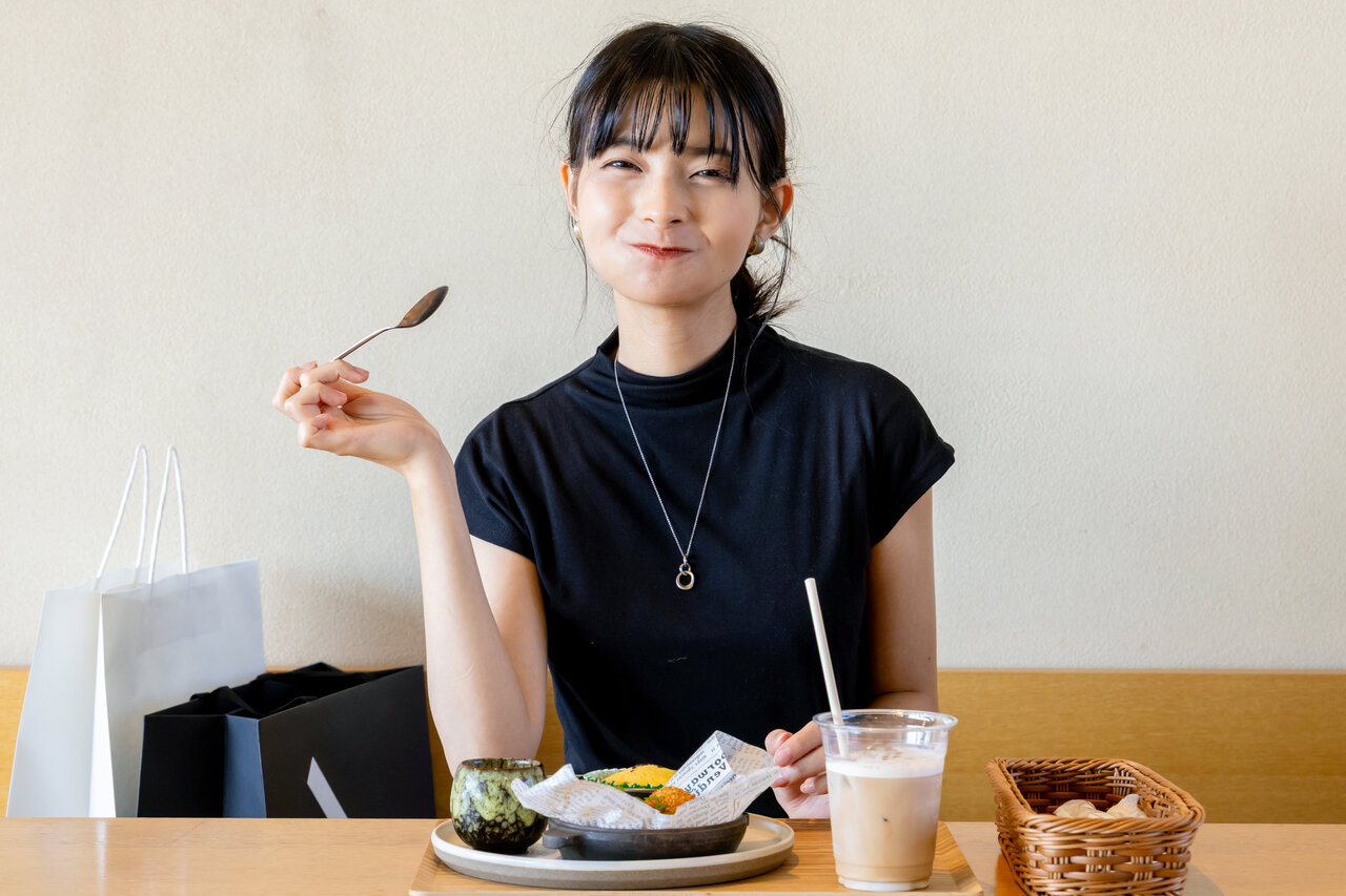 季節限定のスイーツセットを食べる女性