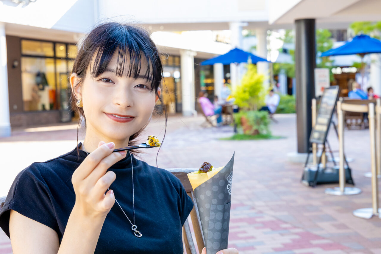 クレープを食べる女性