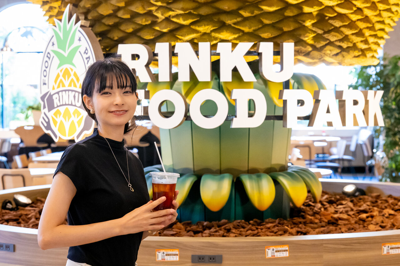 World Gourmet Junctionの前に立つ女性