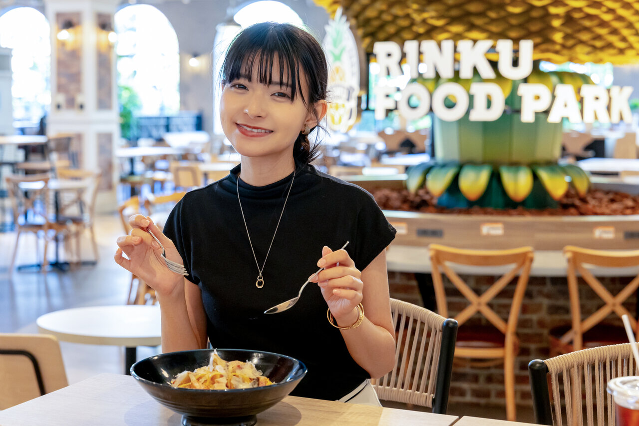 スパゲッティを食べる女性