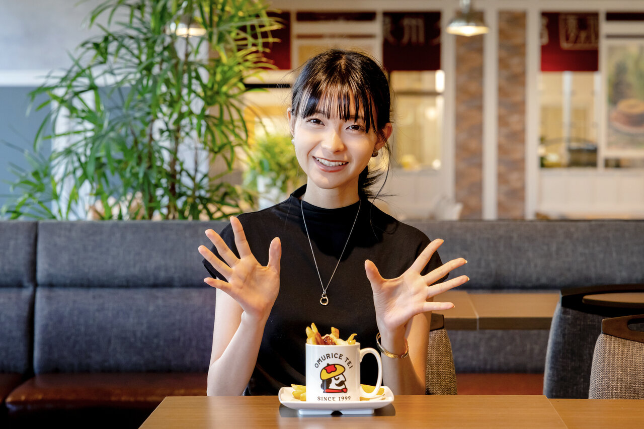おむポテを食べる女性