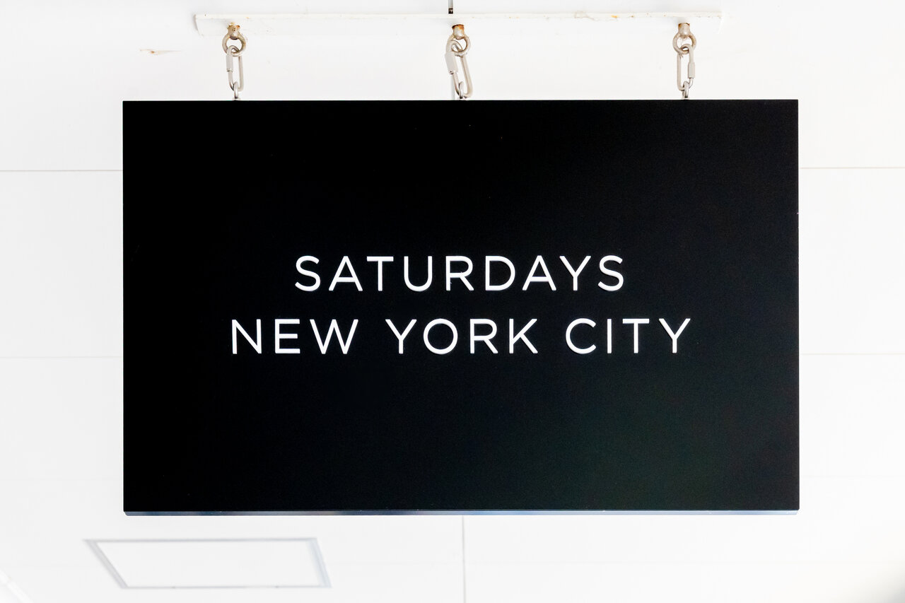 Saturdays Nycの看板