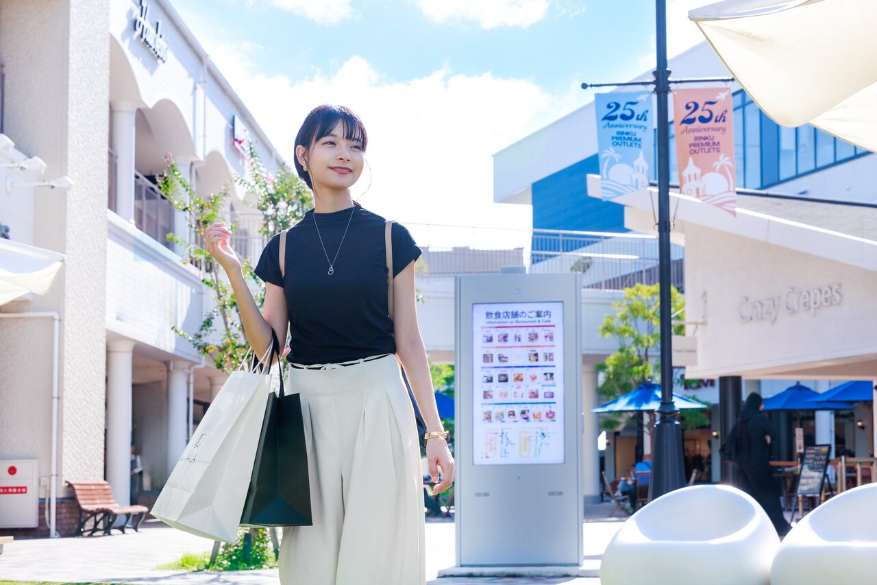 りんくうプレミアム・アウトレットを散策する女性