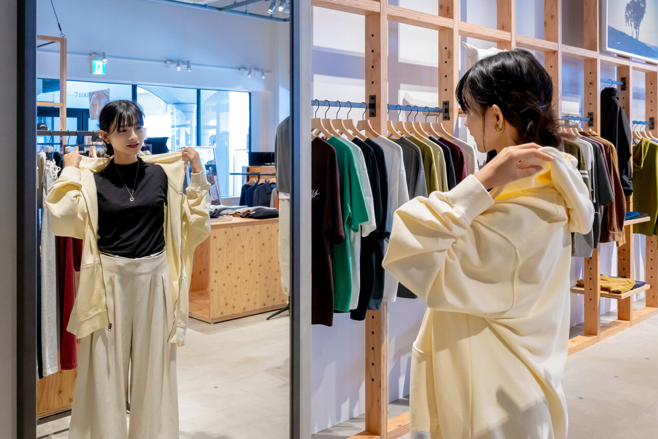 パーカーを羽織った女性