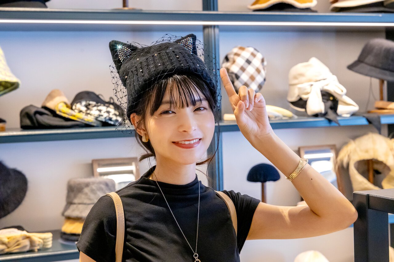 ねこ耳デザインの帽子をかぶった女性