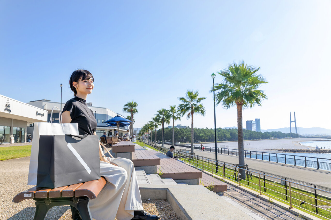 海を眺める女性
