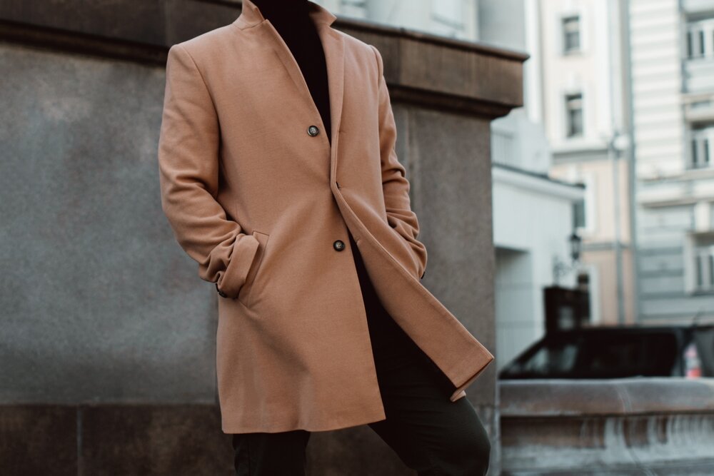 ブラウンのコートを着た男性