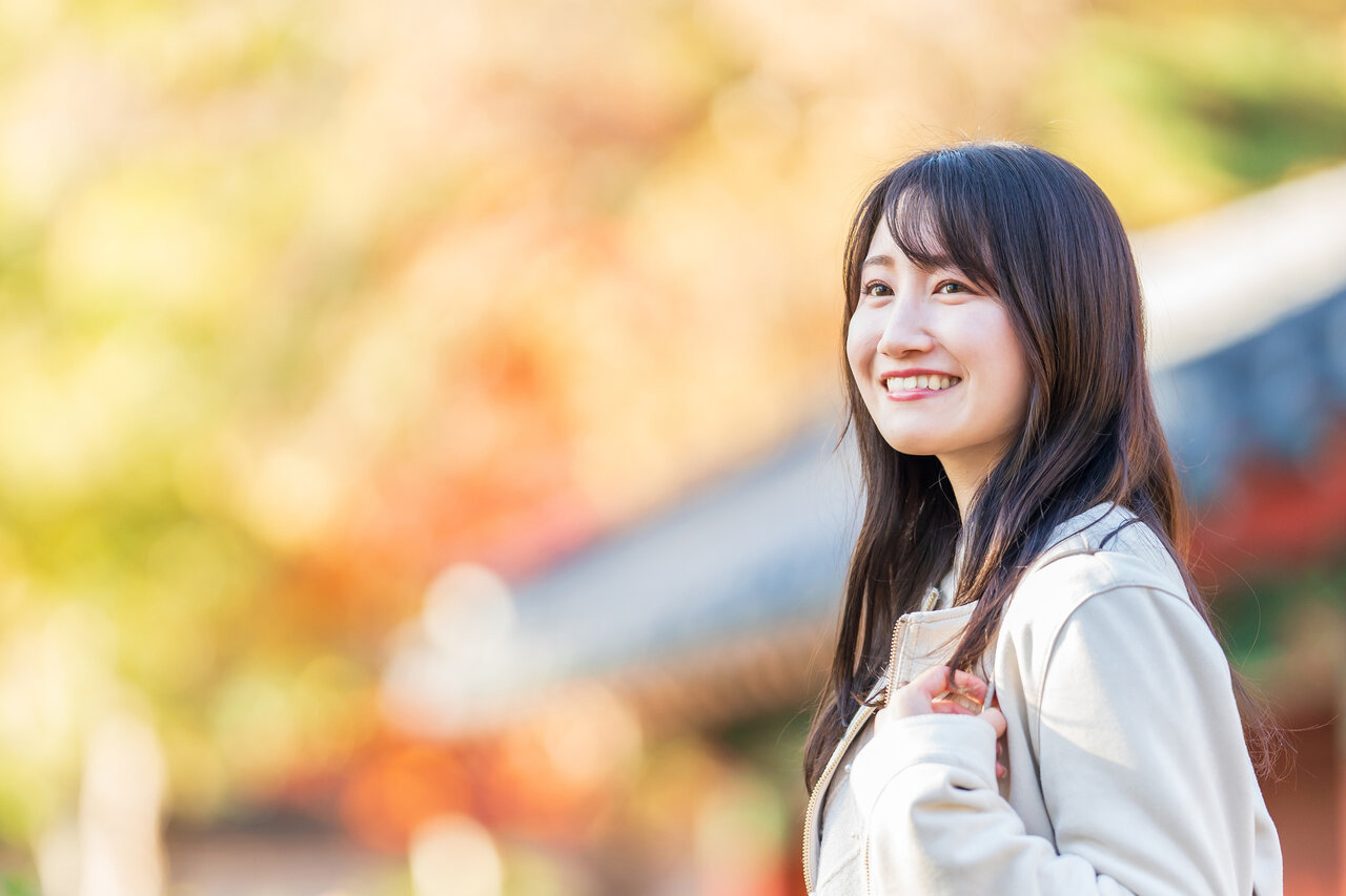 観光を楽しむ女性