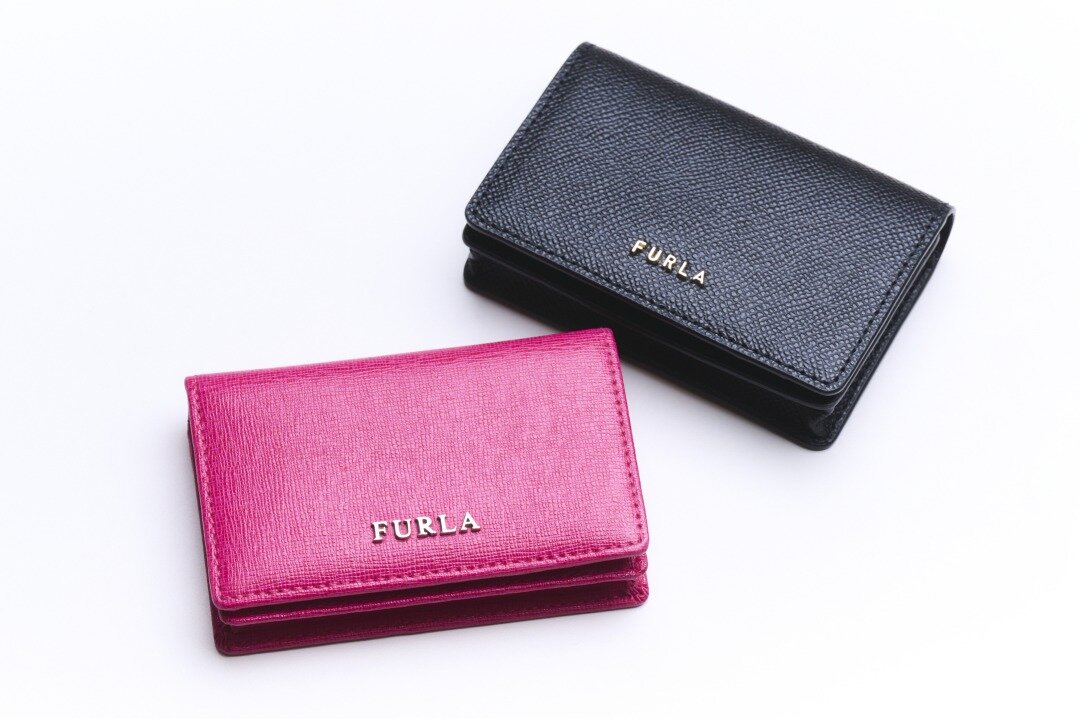 ピンクと黒のFurlaの名刺入れ