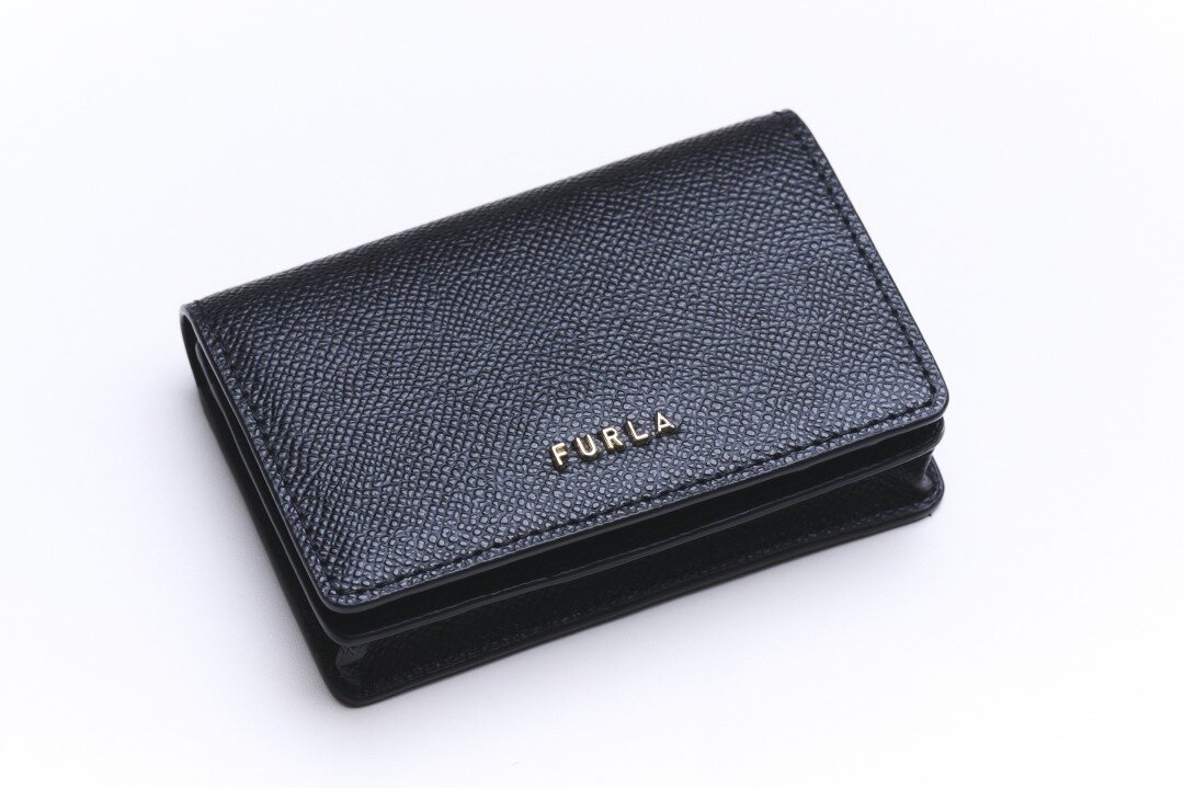 黒のFurlaの名刺入れ