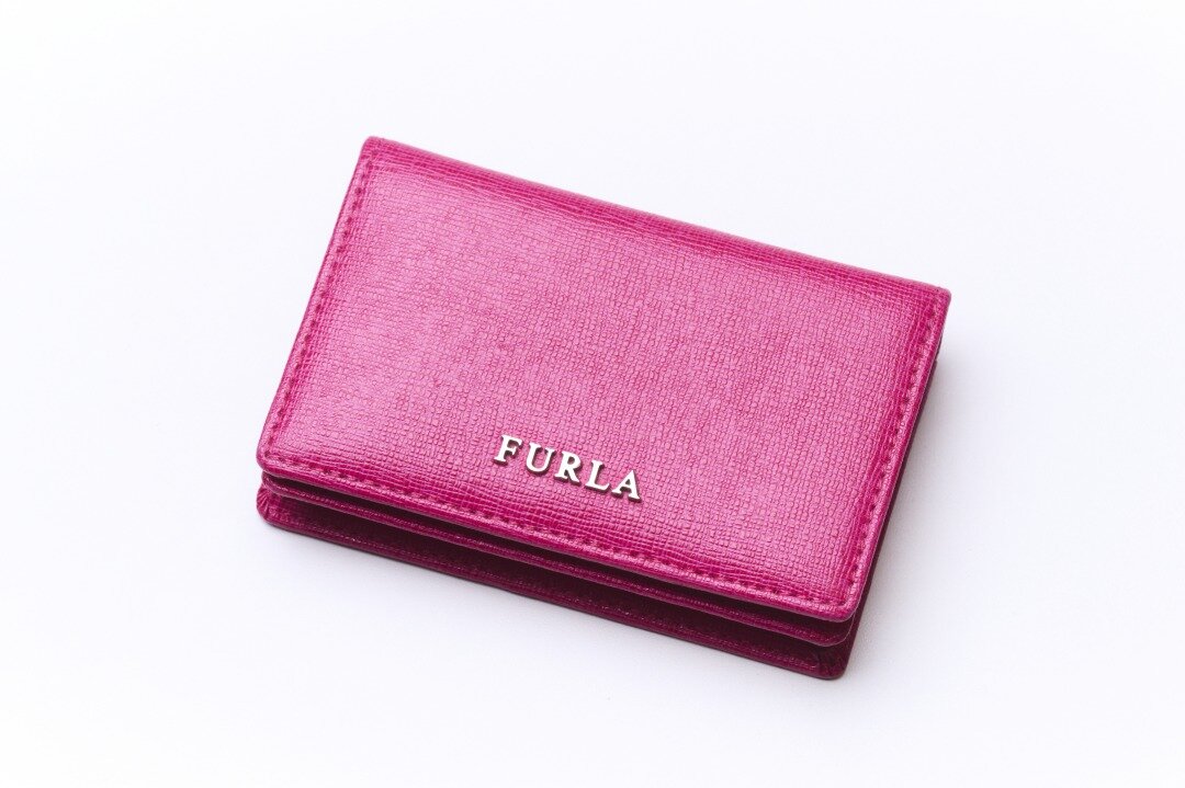 ピンクのFurlaの名刺入れ