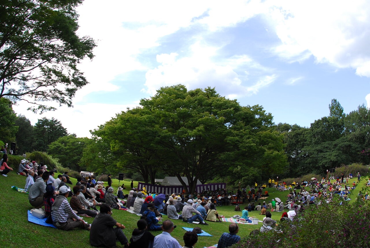 仙台市野草園の芝生広場と多くの来園者