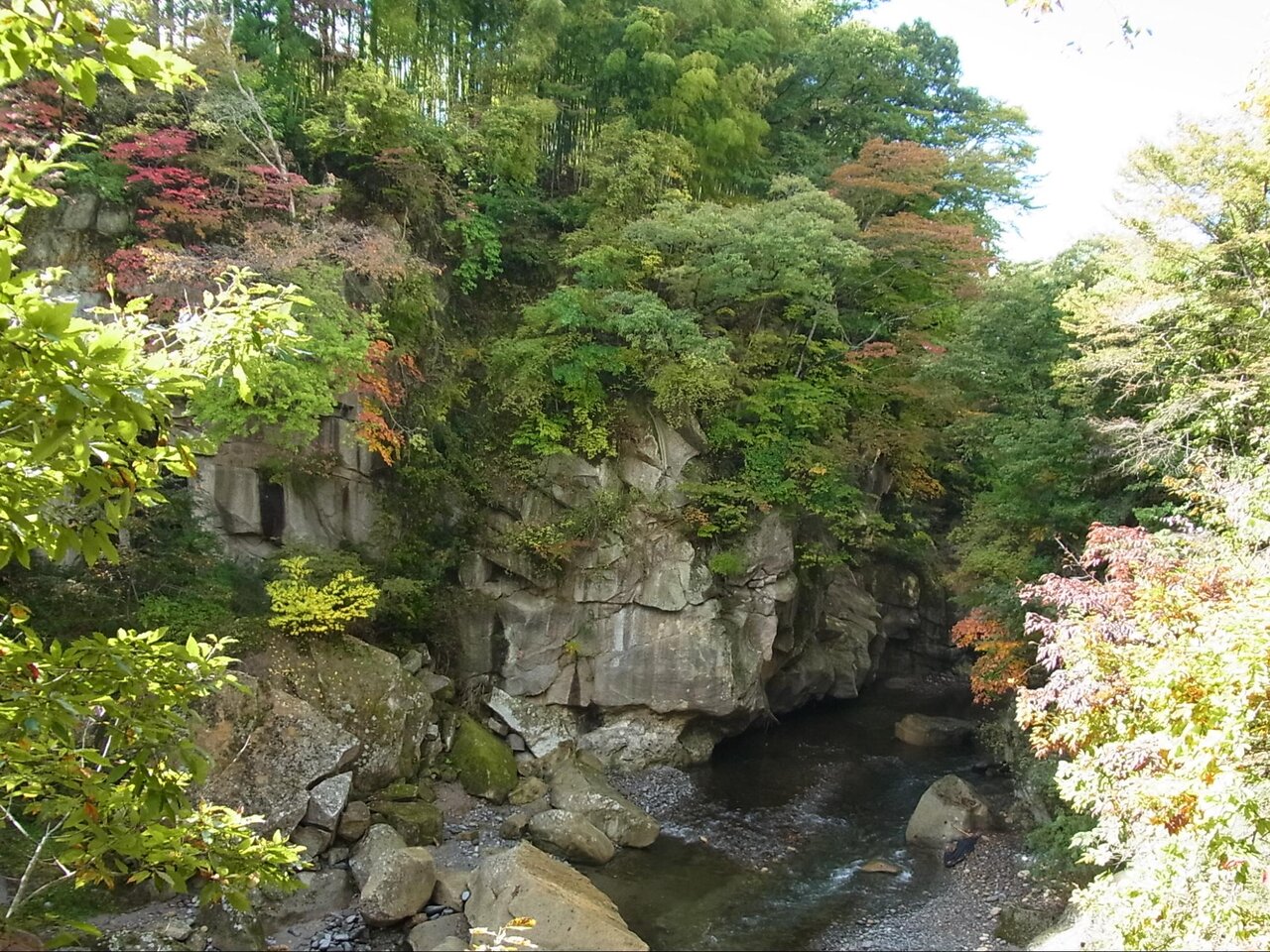 紅葉が美しい秋の磊々峡