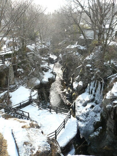 雪におおわれた冬の磊々峡