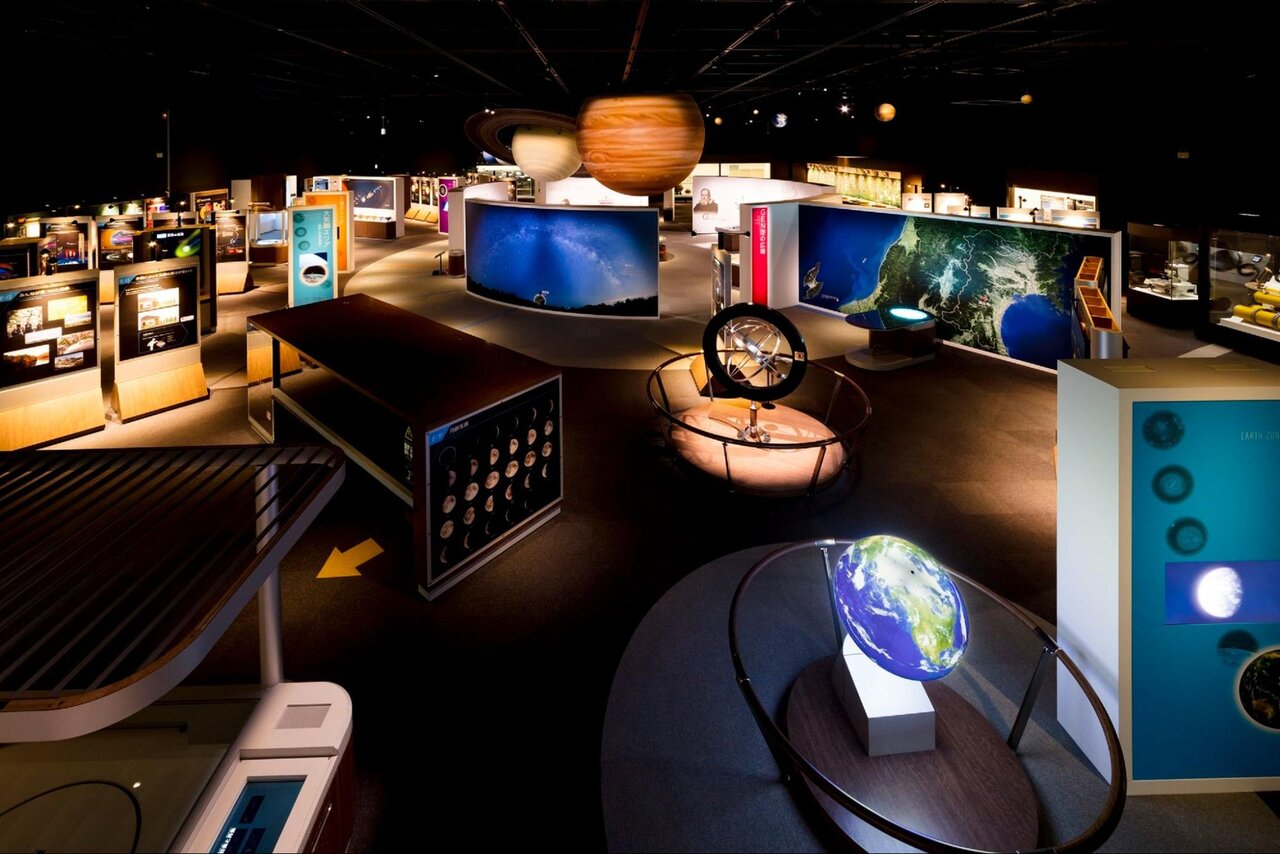 仙台市天文台の展示室全体の様子