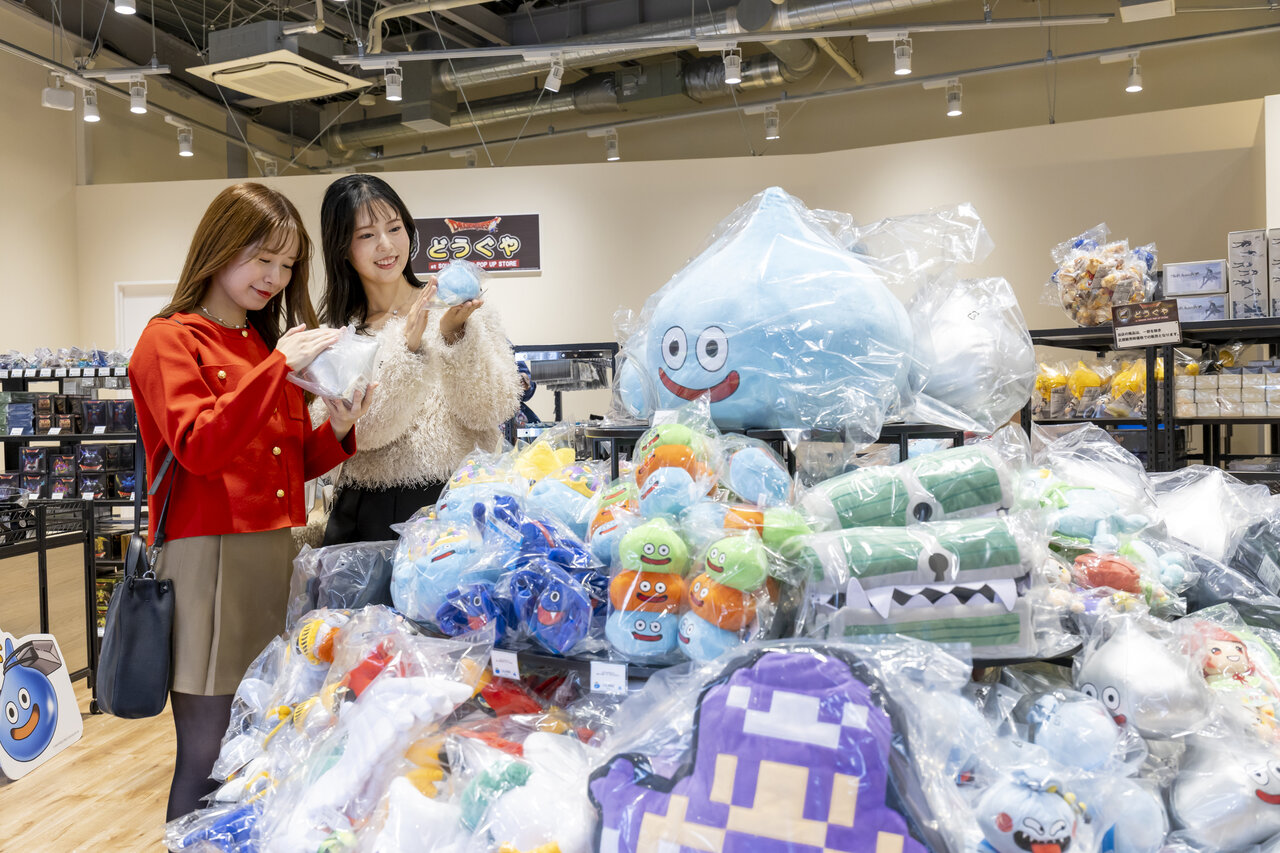 ぬいぐるみを手に持つ女性