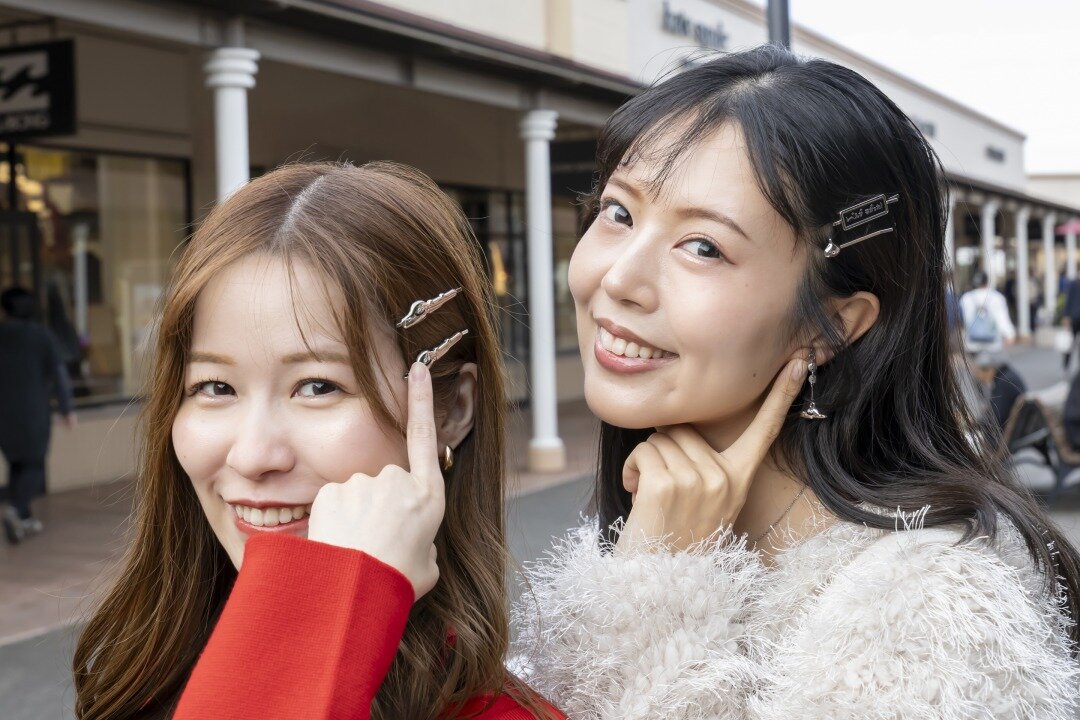 ヘアピンとピアスを指さす女性