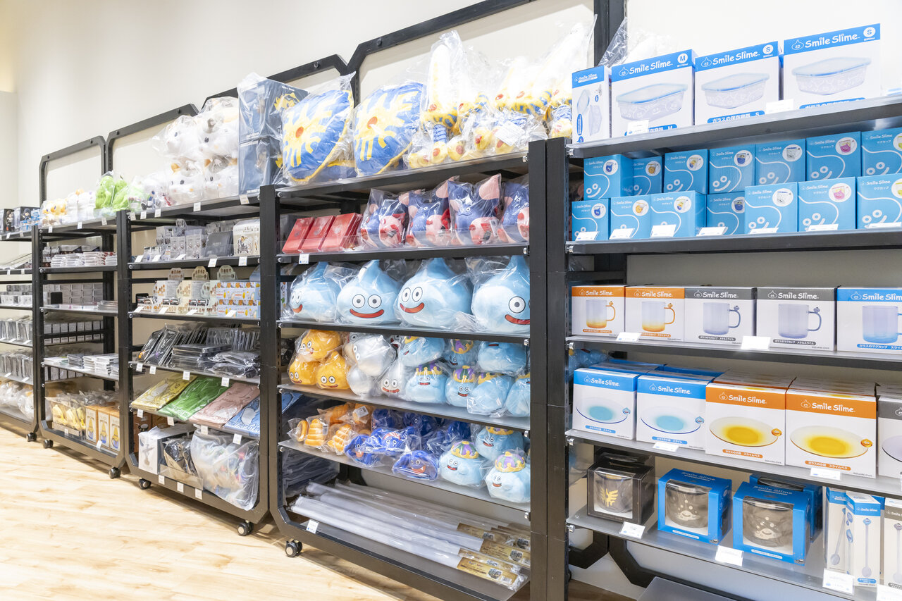 ドラクエグッズが並んだ棚