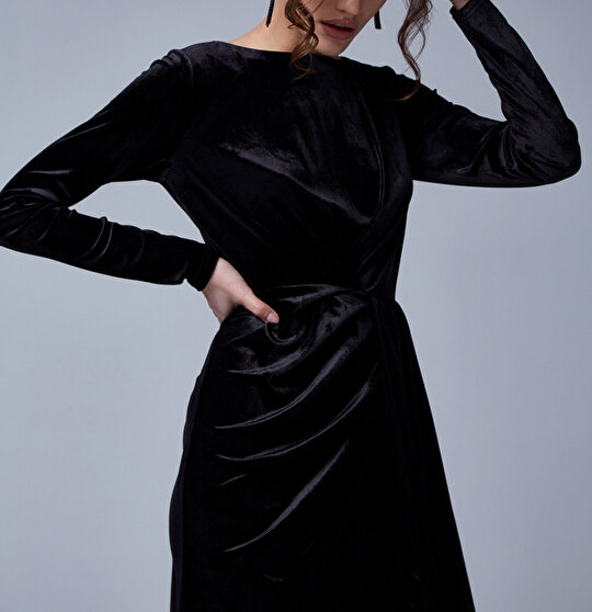 ベロアワンピース×アクセサリーのコーデ