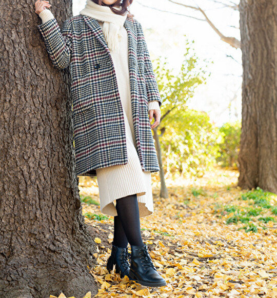 ニットワンピース×チェック柄コートのコーデ