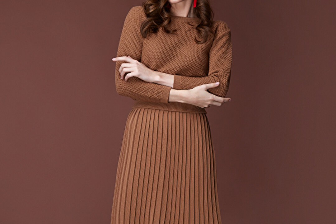 切り替えのニットワンピースを着た女性