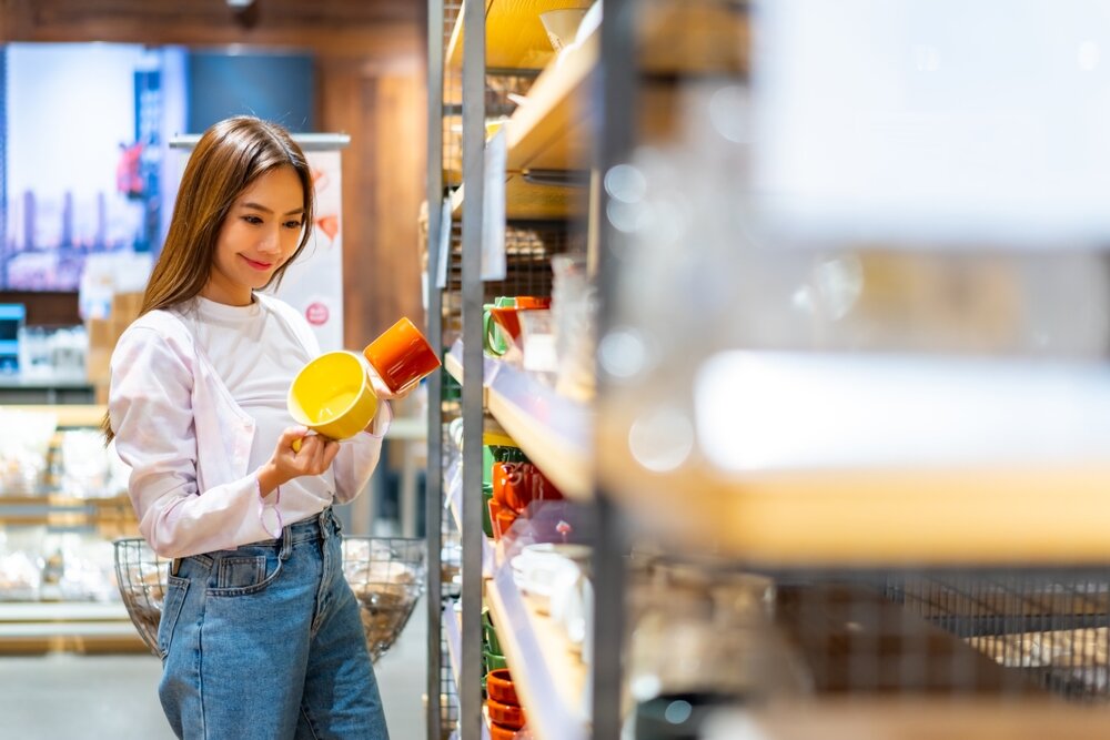 プレゼント選びをする女性