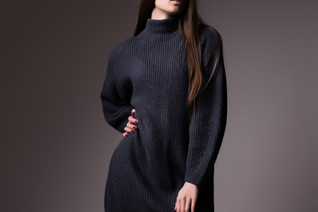 ニットワンピースを着た女性