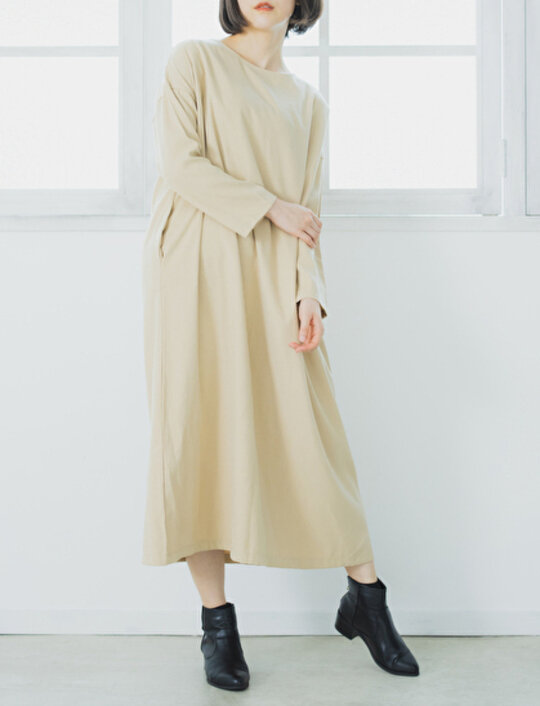 Aラインシルエットのワンピースを着た女性