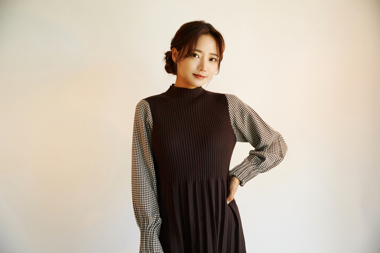 レイヤードワンピースを着た女性