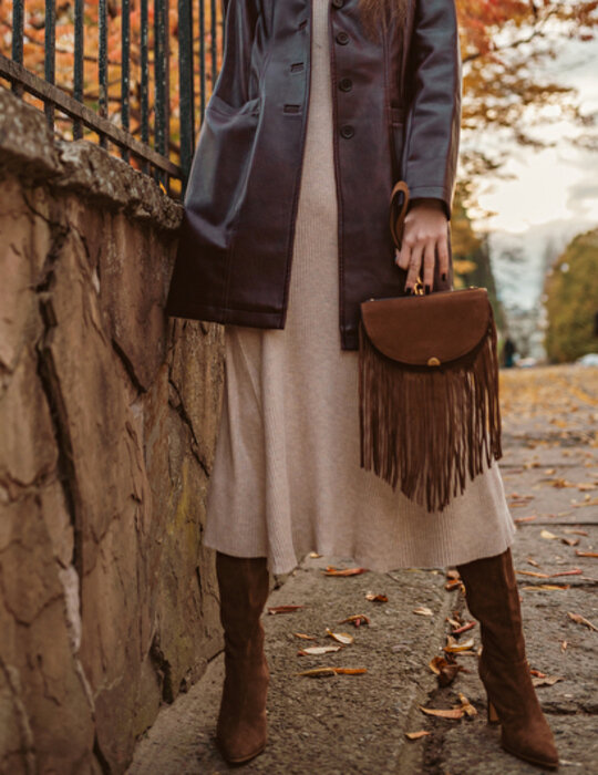 スエードのバッグとブーツを着用した女性
