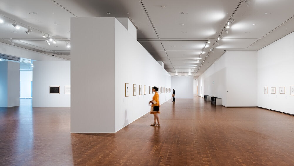 国立国際美術館で展示作品を見る女性