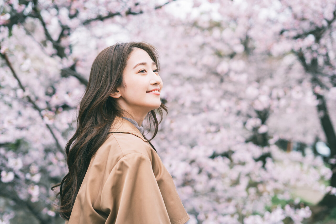 花見をする女性