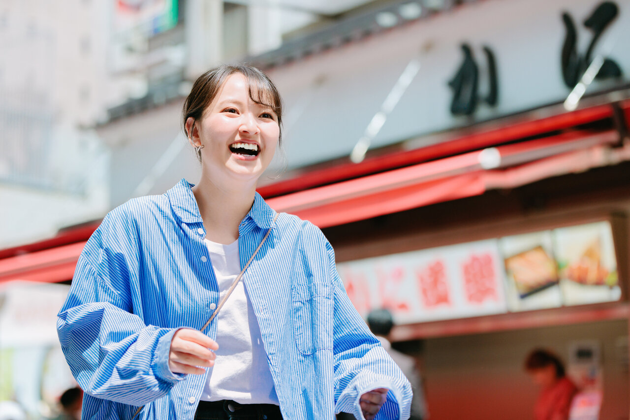 大阪の街歩きを楽しむ女性
