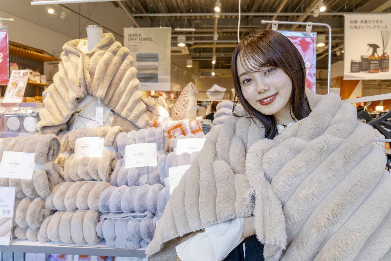 ブランケットを羽織った女性