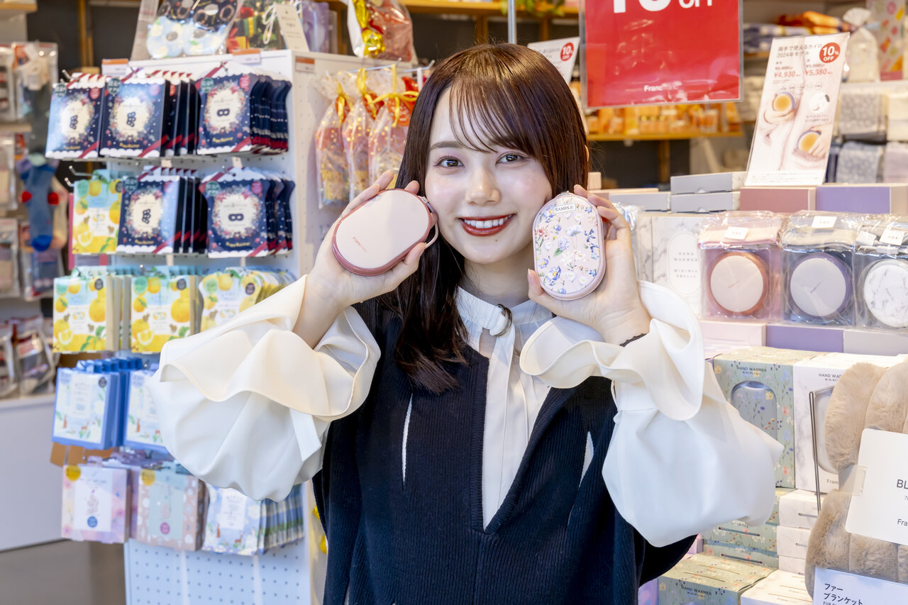 充電式カイロを持った女性