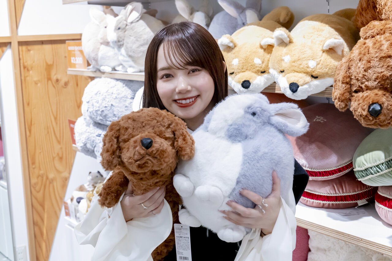 ぬいぐるみを抱える女性
