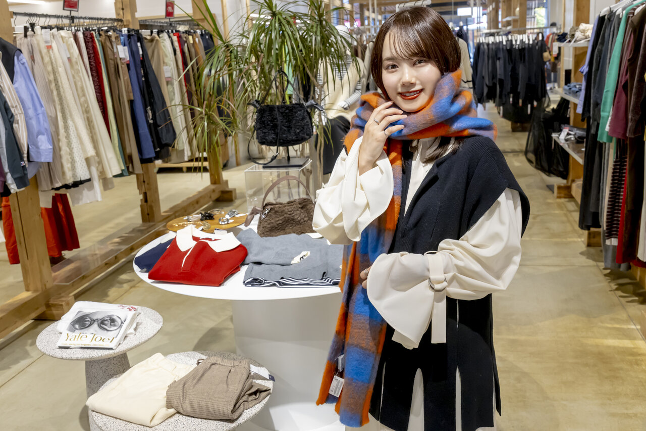 ストールを巻いた女性