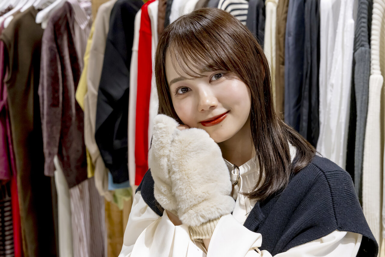 ファー手袋を着けた女性