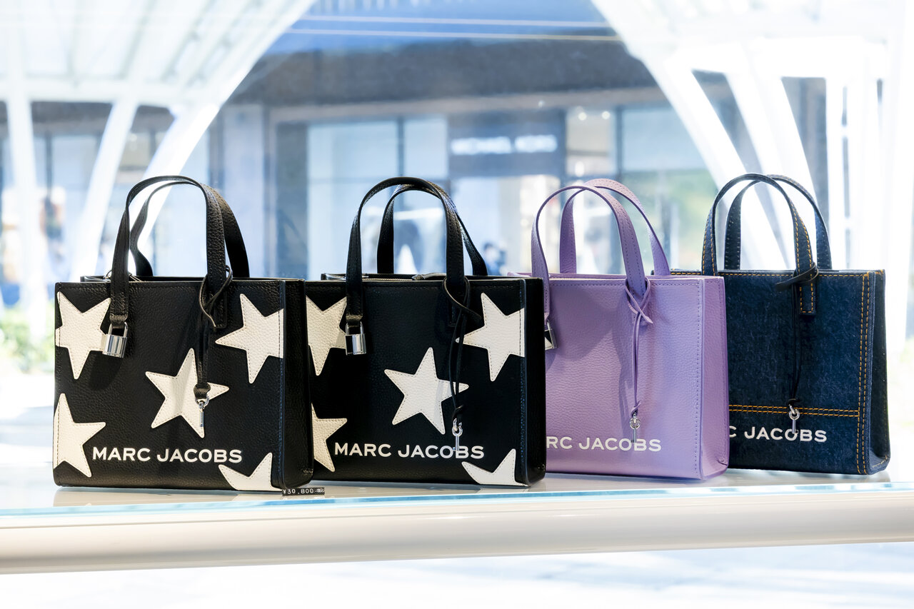 棚に並んだバッグ