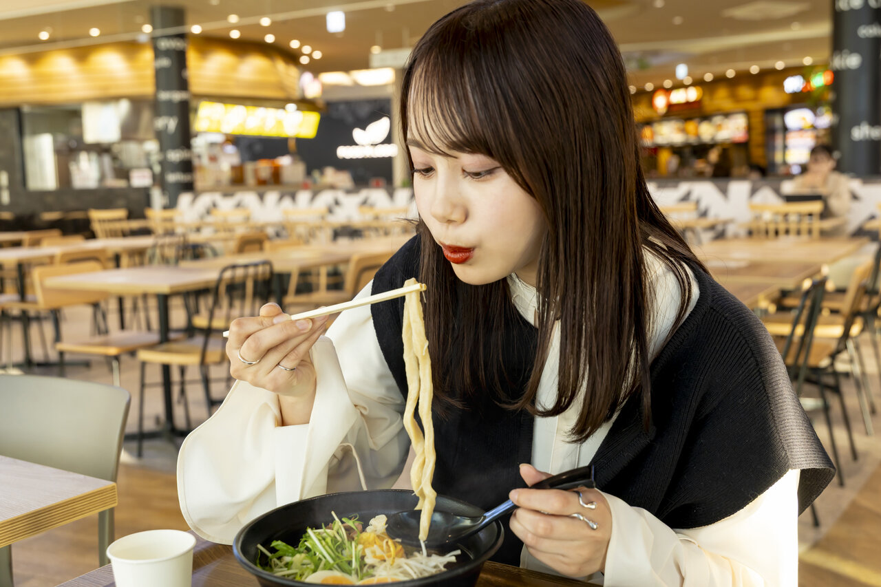 うどんを食べる女性