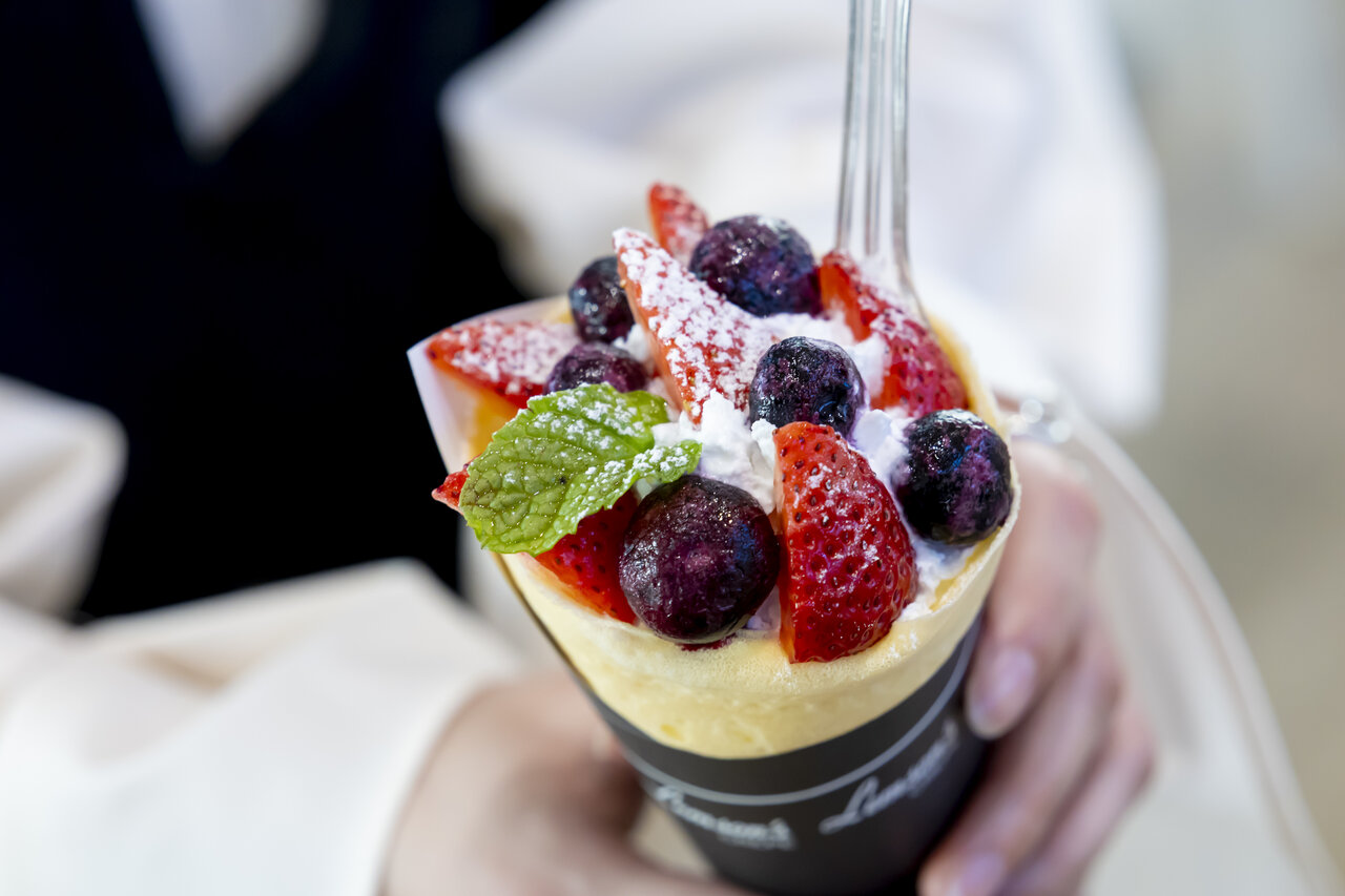 「イチゴ＆ブルーベリー」を持つ手