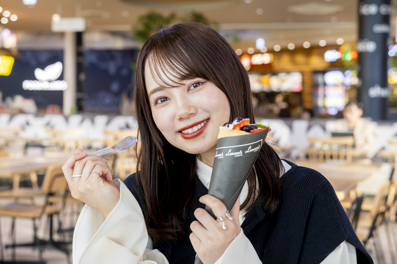 クレープを持った女性