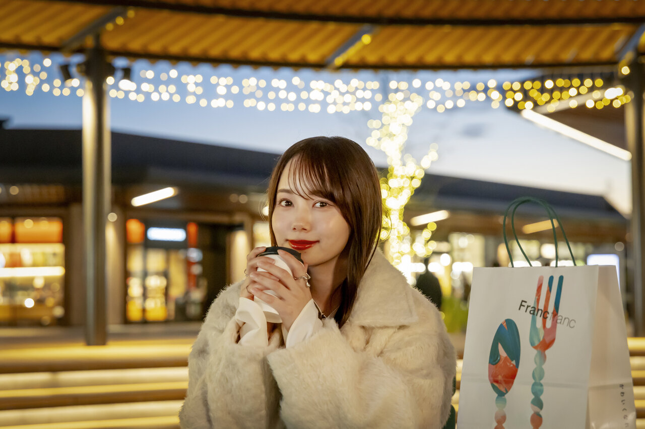 あたたかいドリンクを飲む女性