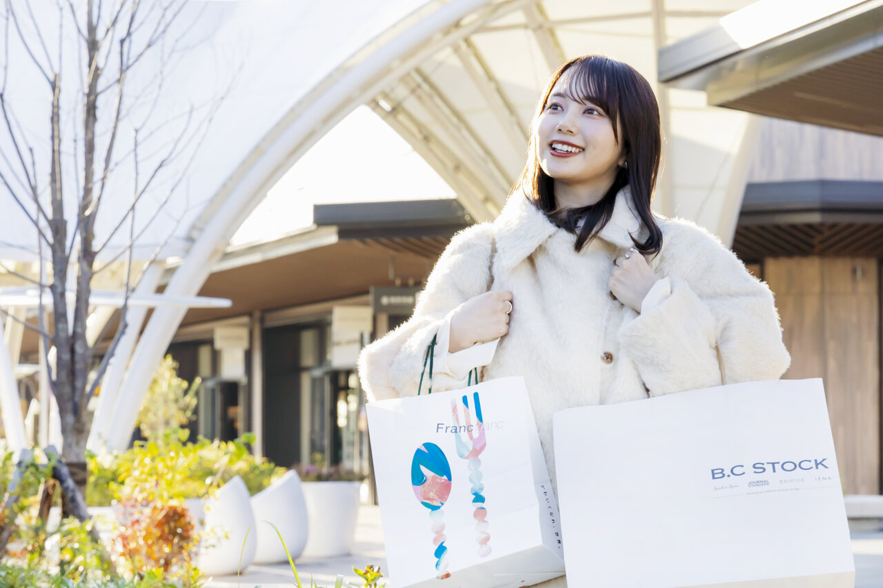 ショッパーを持った女性