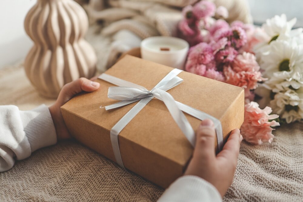 ギフトボックスを持つ手