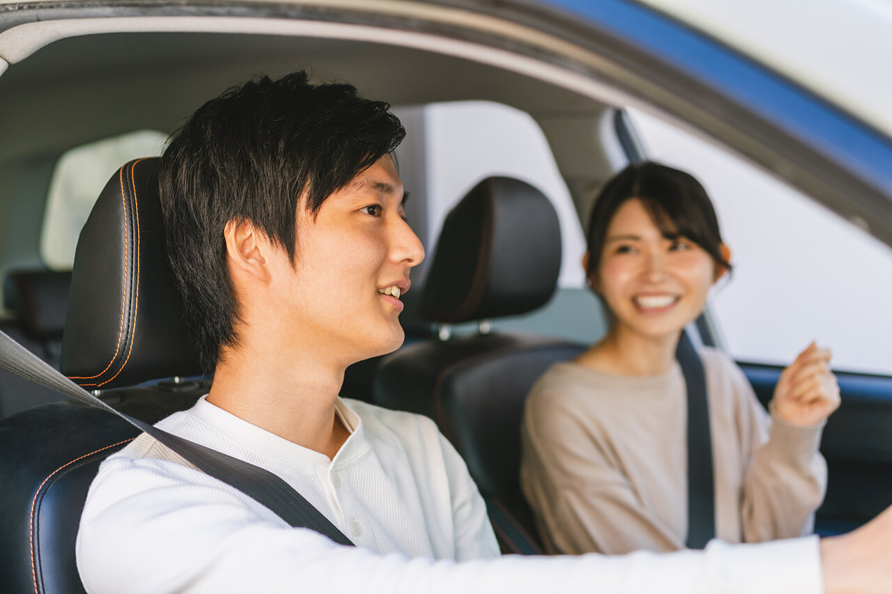 ドライブデートを楽しむカップル