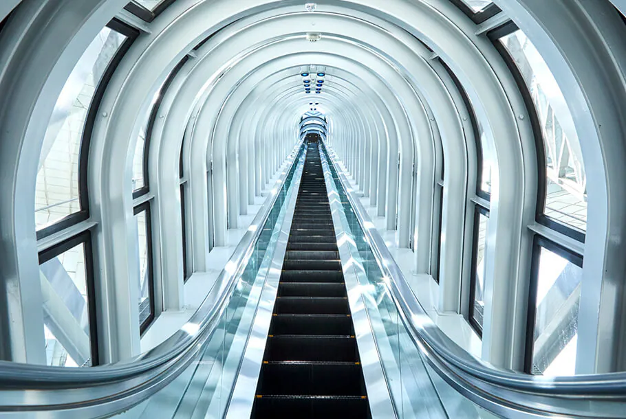 ガラス張りのエスカレーター